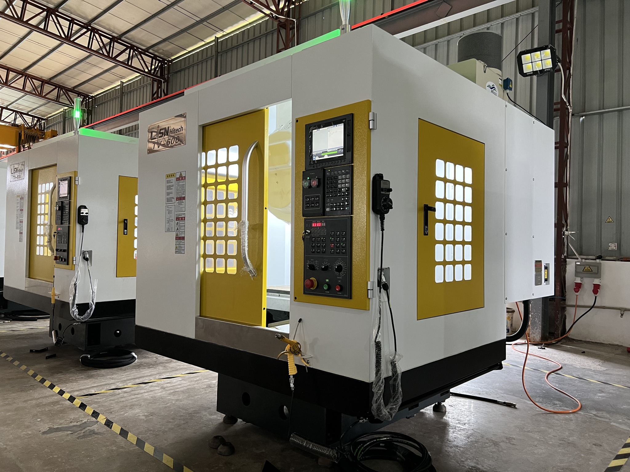 Un centro de perforación y rosca es una solución CNC especializada para la producción rápida y precisa de orificios y roscas. Ideal para tolerancias estrechas y salida de alta velocidad, supera a los CNC generales, lo que lo hace esencial en industrias de